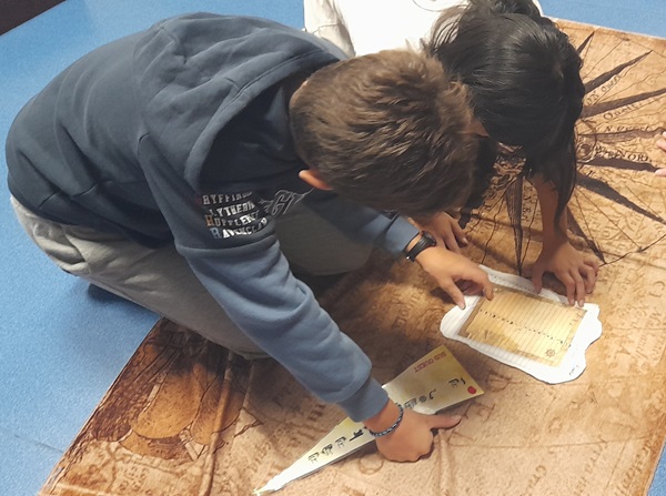 représente une expérience ludique vécu par des enfants lors d'un escape game, on voit les enfants impliqués dans la recherche de la solution