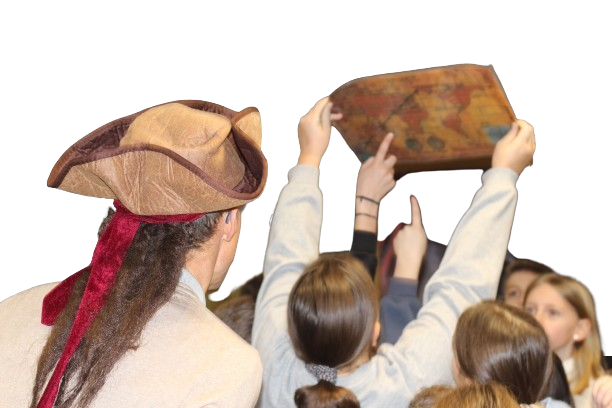 Photo prise lors de la mission corsaire montrant l'animateur de dos et les enfants qui regarde au travers une carte qui mène au trésor