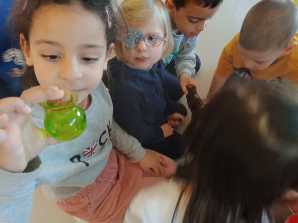 représente une expérience ludique vécu par un enfant lors d'un escape game l'oeuf de la ferme